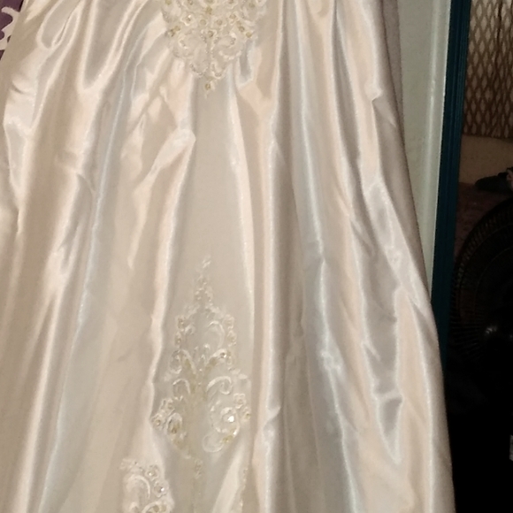 Wedding dress - Picture 1 of 2